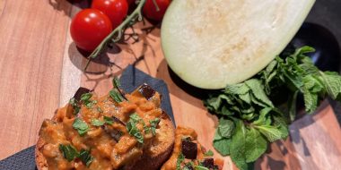 Inspiratiehuis - recept - Crostini met gestoofde aubergine en munt