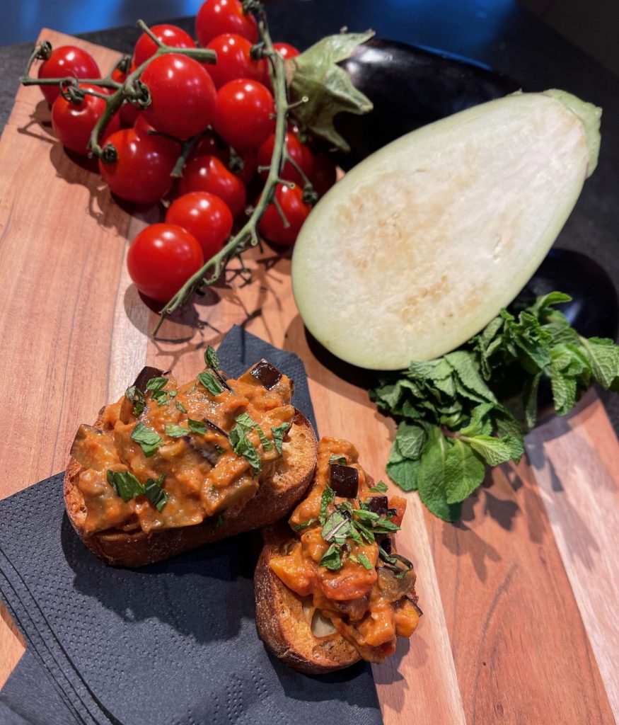 Inspiratiehuis - recept - Crostini met gestoofde aubergine en munt